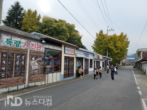 지난 5일 전남 보성 득량역에 있는 추억의 거리를 찾은 어린이들이 기념사진을 찍고 있다.