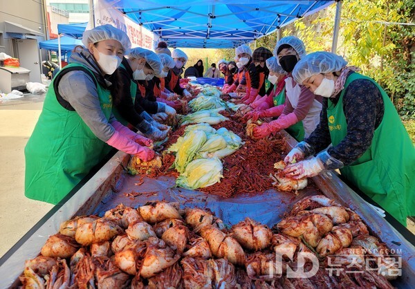 지난 10일 오전 용인시 기흥구 영덕2동 행정복지센터에서 영덕2동 지역사회보장협의체 회원들이 김장 만들기 행사를 했다.