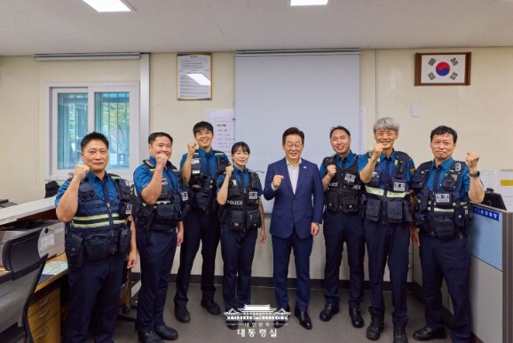 이재명 대통령, 추석 치안 현장 격려...