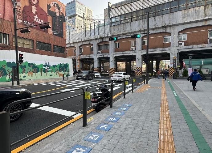 성동구, 성수역 2번 출입구 보행환경...